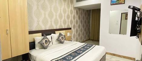 Deluxe Double Room, Air conditioning | Hypo-allergenic bedding, desk, soundproofing, free WiFi