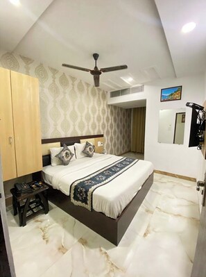ห้องดีลักซ์ดับเบิล, เครื่องปรับอากาศ | เครื่องนอนป้องกันสารก่อภูมิแพ้, โต๊ะทำงาน, ห้องเก็บเสียง, Wi-Fi ฟรี