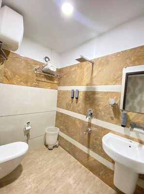 Dusche, Regendusche, kostenlose Toilettenartikel, Hausschuhe