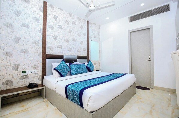 Hypo-allergenic bedding, desk, soundproofing, free WiFi - Hotel A Star Amritsar (Amritsar)