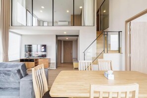 Room - Loft Apartments in Bangkok near Jodd Night Market [Nearly 711+ Central Pharam 9 Shopping Center] (Bangkok)