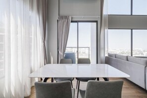 Room - Loft Apartments in Bangkok near Jodd Night Market [Nearly 711+ Central Pharam 9 Shopping Center] (Bangkok)
