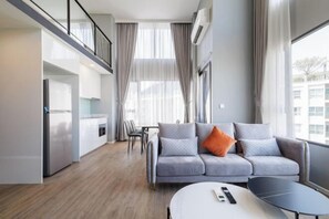 Room - Loft Apartments in Bangkok near Jodd Night Market [Nearly 711+ Central Pharam 9 Shopping Center] (Bangkok)
