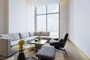 Room - Loft Apartments in Bangkok near Jodd Night Market [Nearly 711+ Central Pharam 9 Shopping Center] (Bangkok)