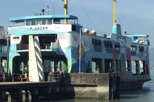 Un ferry llamado 'P. Undan' atracado en un muelle.