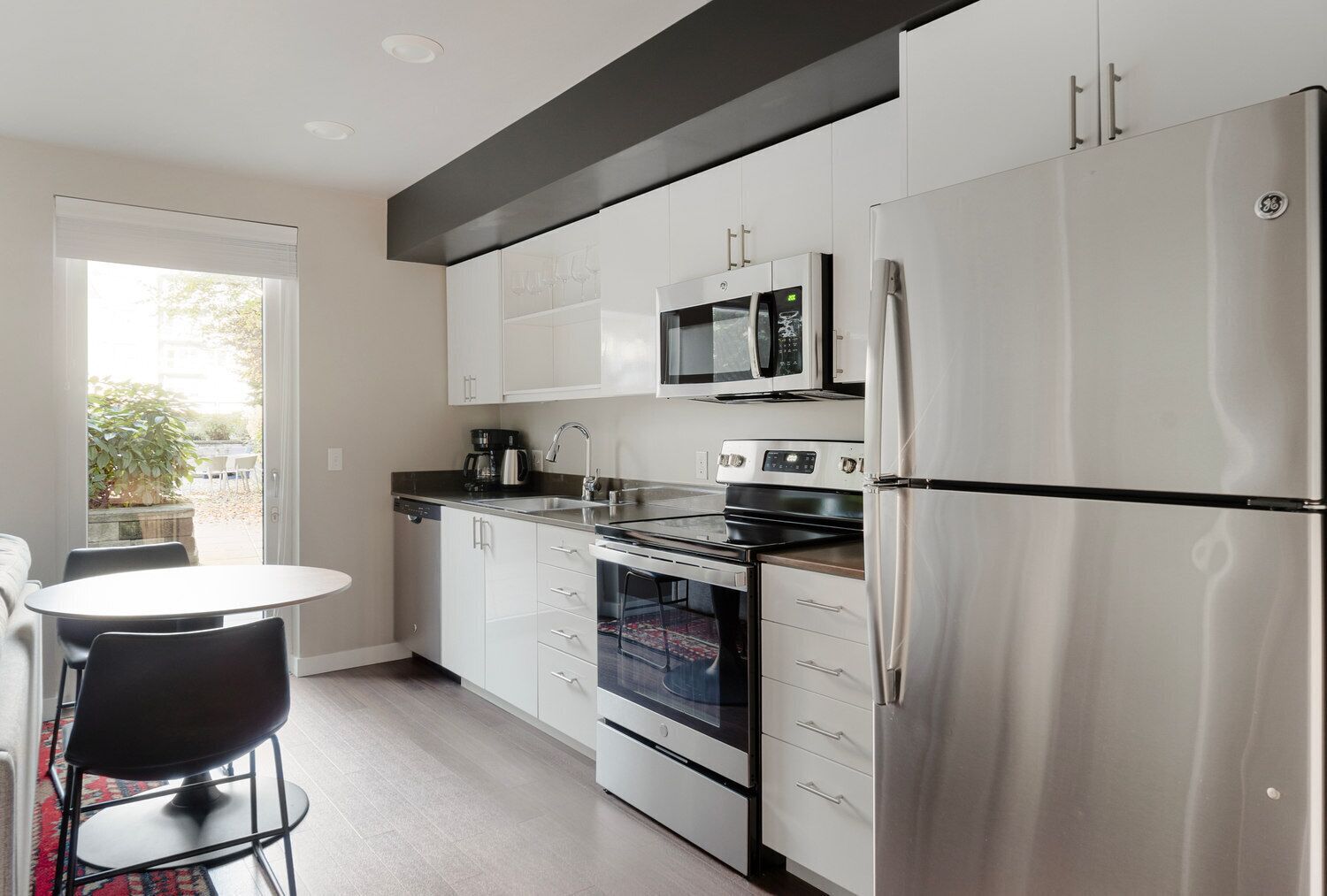 Kühlschrank, Mikrowelle, Ofen, Geschirrspüler