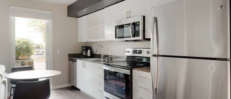 Kühlschrank, Mikrowelle, Ofen, Geschirrspüler