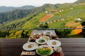 Outdoor dining - Bon r kaad (Mae Rim)