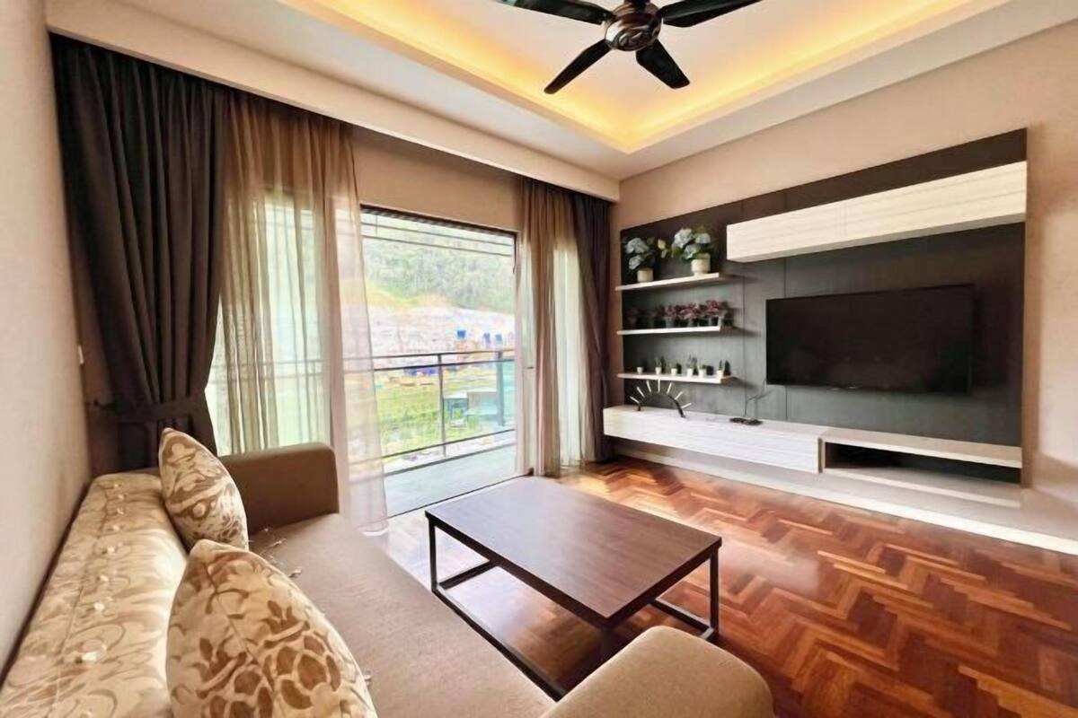Un salón moderno con sofá, mesa de centro y mueble de pared para televisión.