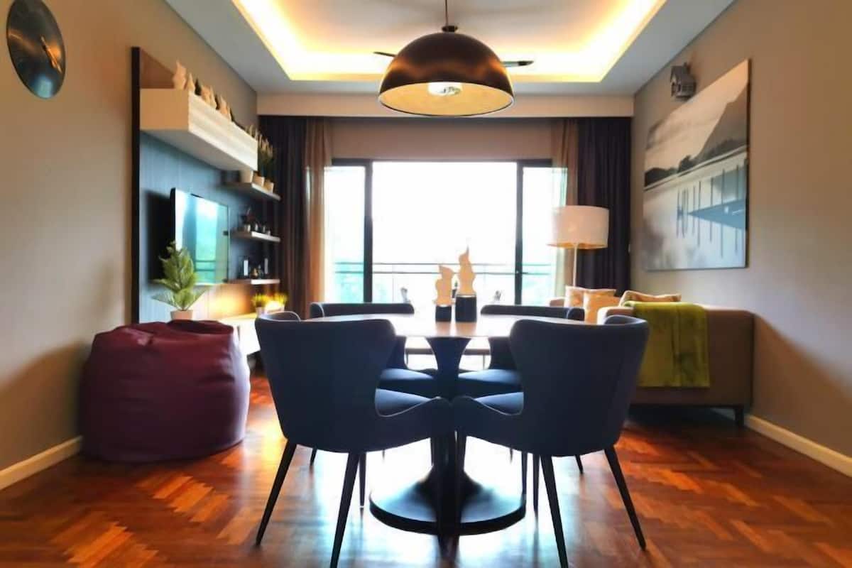 Una sala moderna con comedor, un ventanal y vistas al exterior.