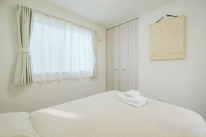Unclassified image, 4 of 8, button - UN-Villa (Tokyo)