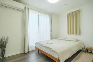 Unclassified image, 3 of 8, button - UN-Villa (Tokyo)