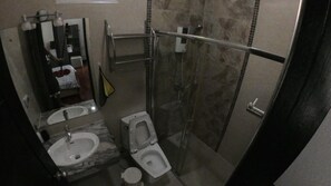 Ducha, secador de pelo, toallas, jabón