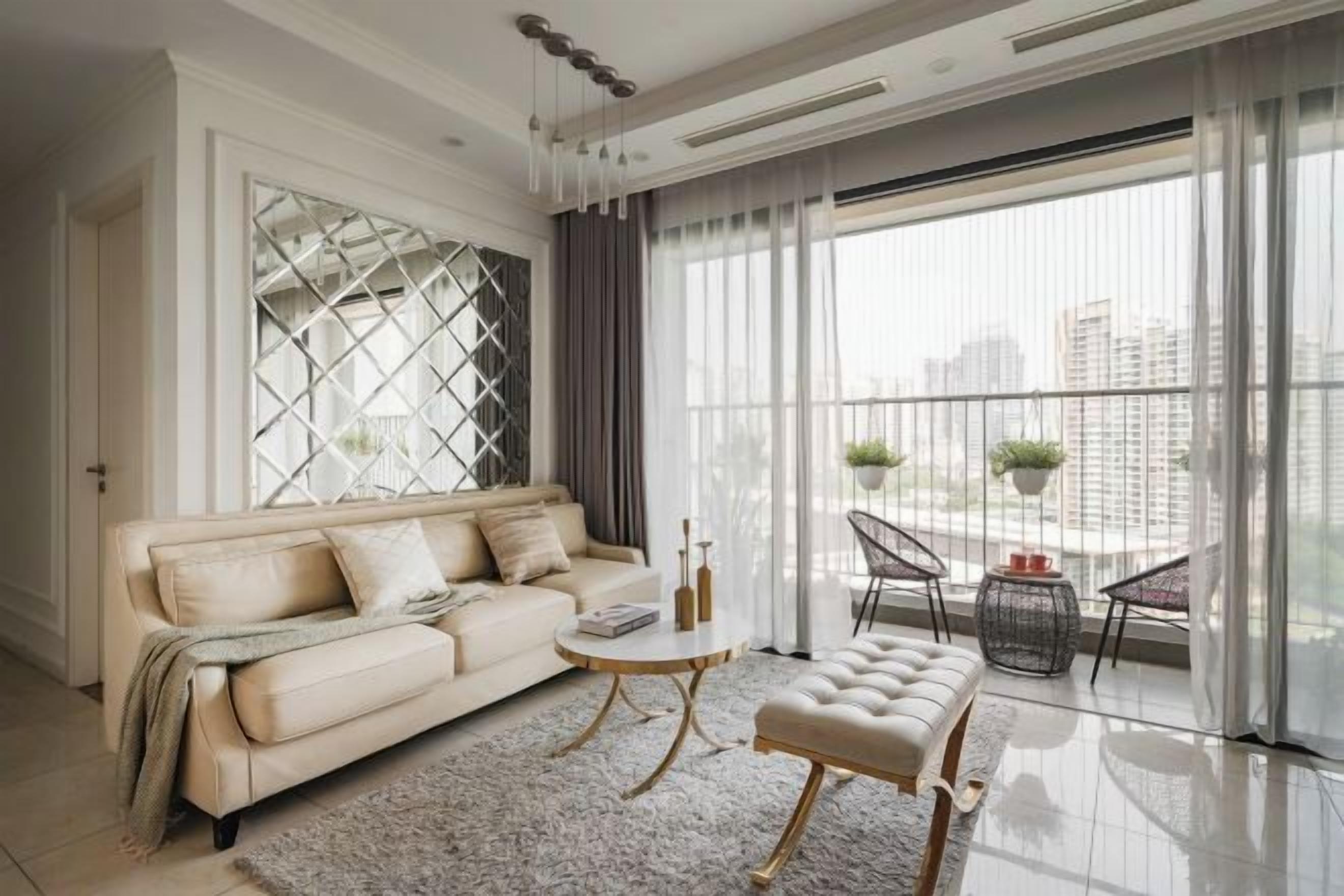 Una sala de estar moderna con sofá, mesa redonda de centro y reposapiés, ventanas amplias con cortinas, y vista a la ciudad.