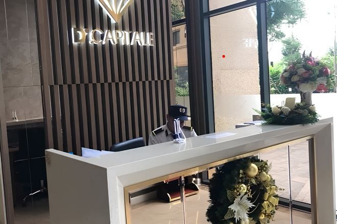 Una recepción con un letrero que dice "D'CAPITALE" y un adorno de guirnalda.