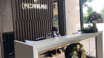 Una recepción con un letrero que dice "D'CAPITALE" y un adorno de guirnalda.