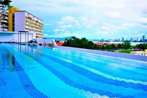 Outdoor pool - Luxury Seaview Landmark Homestay at Gurney (Tanjung Tokong)
