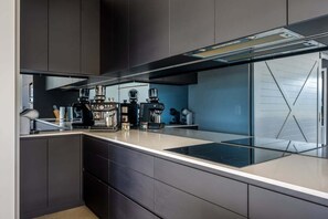 Mikrowelle, Geschirrspüler, Wasserkocher, Toaster