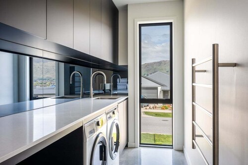 Modern 3 Bedroom Home in Wanaka with Mountain View