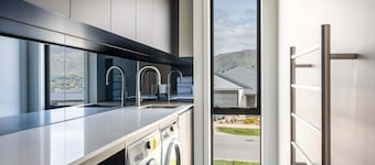 Modern 3 Bedroom Home in Wanaka with Mountain View