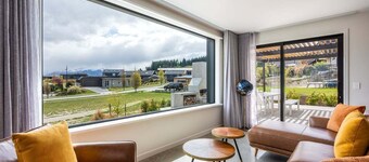 Modern 3 Bedroom Home in Wanaka with Mountain View