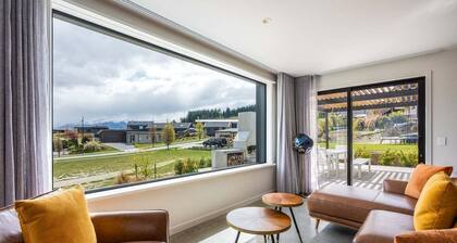 Modern 3 Bedroom Home in Wanaka with Mountain View