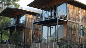 Een rustieke houten chalet met meerdere balkons en grote ramen.