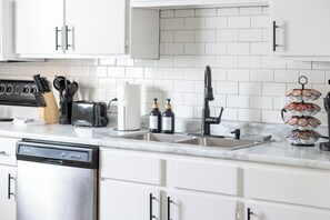 Fridge, oven, stovetop, coffee/tea maker