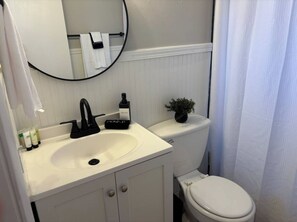 Towels, soap, toilet paper - FREMONT #6 (Manhattan)