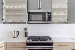 Jääkaappi, mikroaaltouuni, uuni, astianpesukone