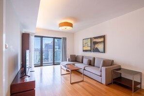 Leilighet – superior, 2 soverom, kjøkken, byutsikt | Oppholdsrom | Smart-TV