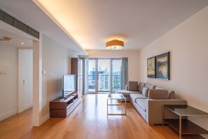 高級公寓, 2 間臥室, 廚房, 城市景觀 | 客廳 | 智慧型電視