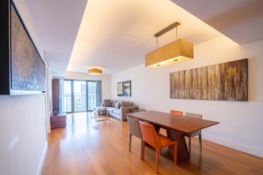 Leilighet – superior, 2 soverom, kjøkken, byutsikt | Oppholdsrom | Smart-TV