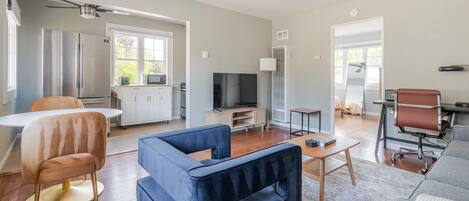 Una televisión, un reproductor estéreo