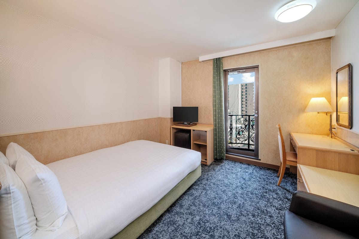 Blackout drapes, free WiFi, bed sheets