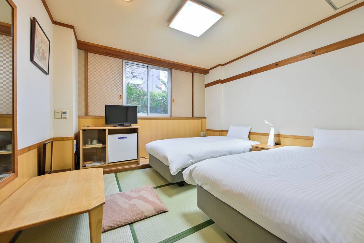 Japanese-style Twin Room, Smoking | In-room safe, free WiFi, bed sheets