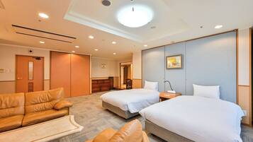 Traditional Suite, Non Smoking | In-room safe, free WiFi, bed sheets