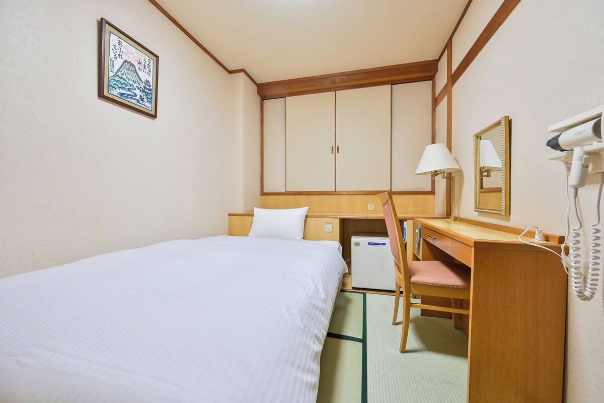 Japanese-style Single Room, Non Smoking | In-room safe, free WiFi, bed sheets