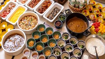 Daily buffet breakfast (JPY 1200 per person)