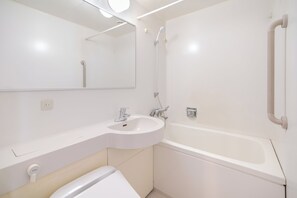 Combined shower/tub, hair dryer, slippers, towels - ART HOTEL Sasebo Central (Sasebo)