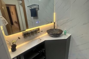 تجهيزات دش، مجففات شعر، خف للقدمين، مناشف