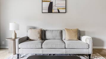 Una televisión, un reproductor estéreo