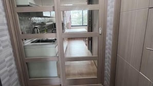 Una cucina moderna con vista sull'esterno, armadietti in legno e un piano di lavoro.