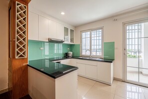 Phòng 3 dành cho gia đình, không hút thuốc, bếp | Két bảo mật tại phòng, bàn, khu vực làm việc phù hợp cho laptop 