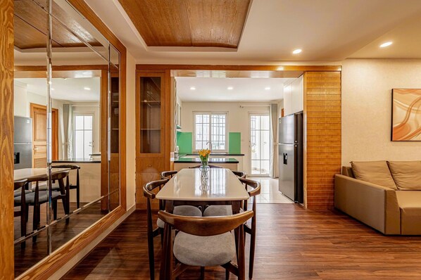 Phòng 3 dành cho gia đình, không hút thuốc, bếp | Bếp riêng | Tủ lạnh, lò vi sóng, bếp nấu, dụng cụ nấu nướng/bát dĩa/dao nĩa 