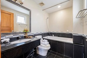 Free toiletries, hair dryer, slippers, towels - Luxury 3BR in ThaoDien Gym Best Location (Ho Chi Minh)