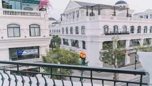 A white building with a sign reading "AN NGUYEN ACADEMY." - Merci Vinhomes Marina Hai Phong (Haiphong)