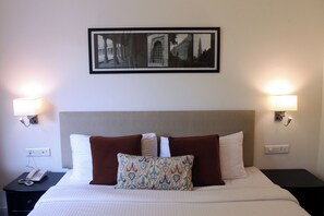 Superior Room | Desk, laptop workspace, blackout drapes, soundproofing