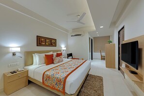 Superior Room | Desk, laptop workspace, blackout drapes, soundproofing