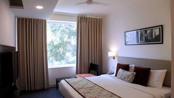 Superior Room | Desk, laptop workspace, blackout curtains, soundproofing
